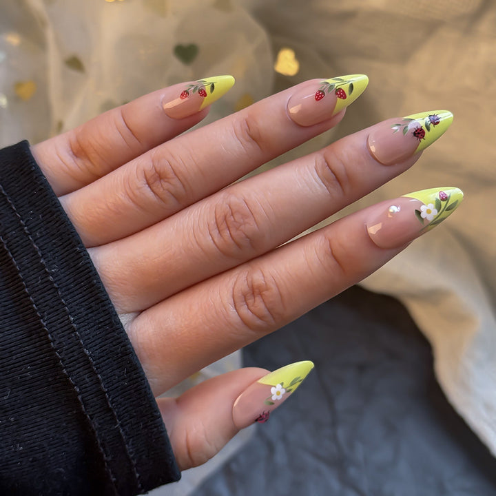 Dekorativer Floral Press-On Nagelset Karnz