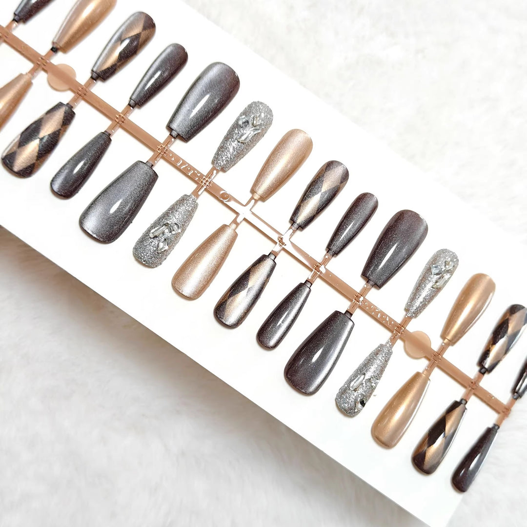 Glamouröse Kunstnägel Im Eleganten Metallic-Look Karnz