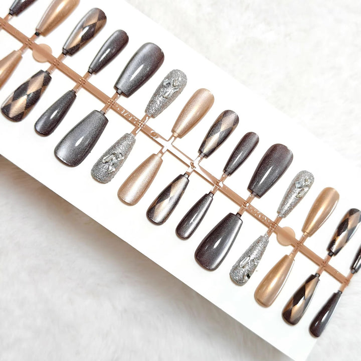 Glamouröse Kunstnägel Im Eleganten Metallic-Look Karnz