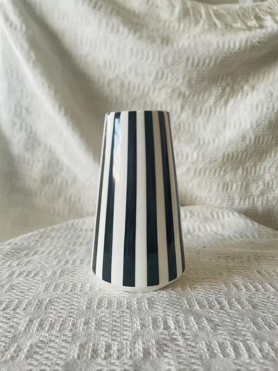 Moderne gestreifte Keramiktasse Karnz