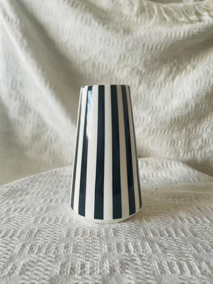 Moderne gestreifte Keramiktasse Karnz