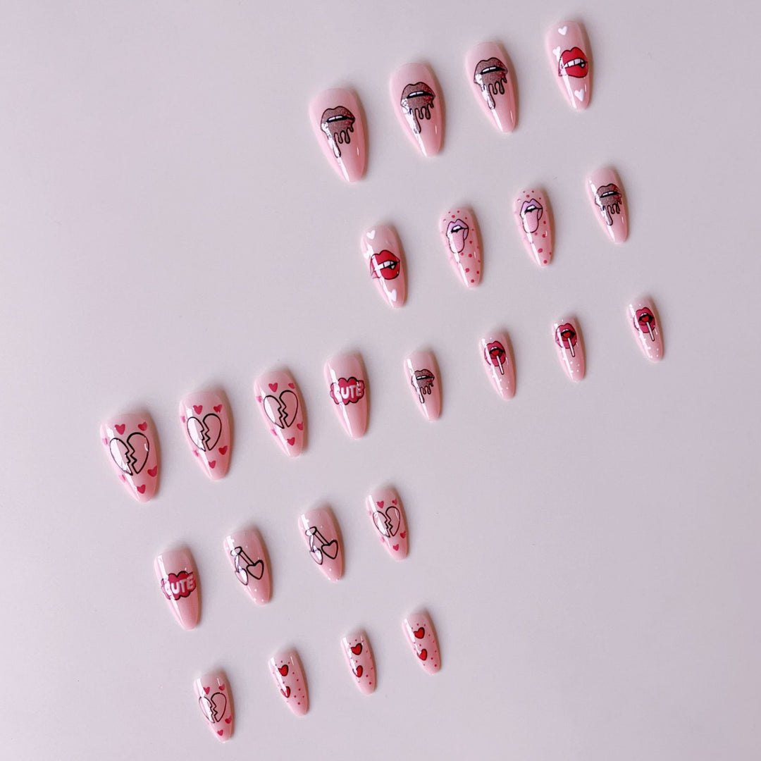 Kunstnagelset mit verspielten Lippen- und Herzmotiven Karnz