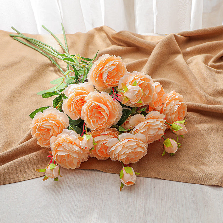 Eleganter künstlicher Rosenstrauß