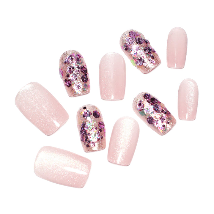 Künstliche Nagelkunst mit Glitzer und Glamour Effekten Karnz