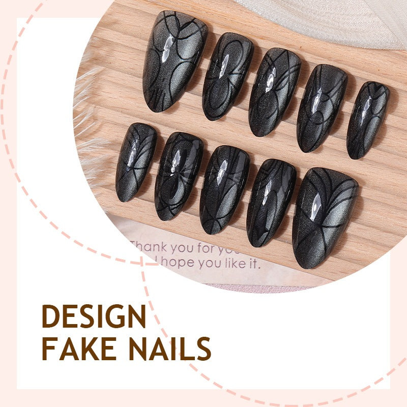 Kunstnagelset mit schaurigem Spinnenmotiv und Glitzerakzenten Karnz