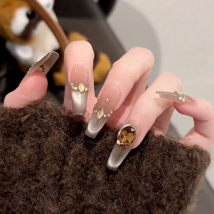 Elegantes Press-On-Nageldesign mit Strassakzenten Karnz