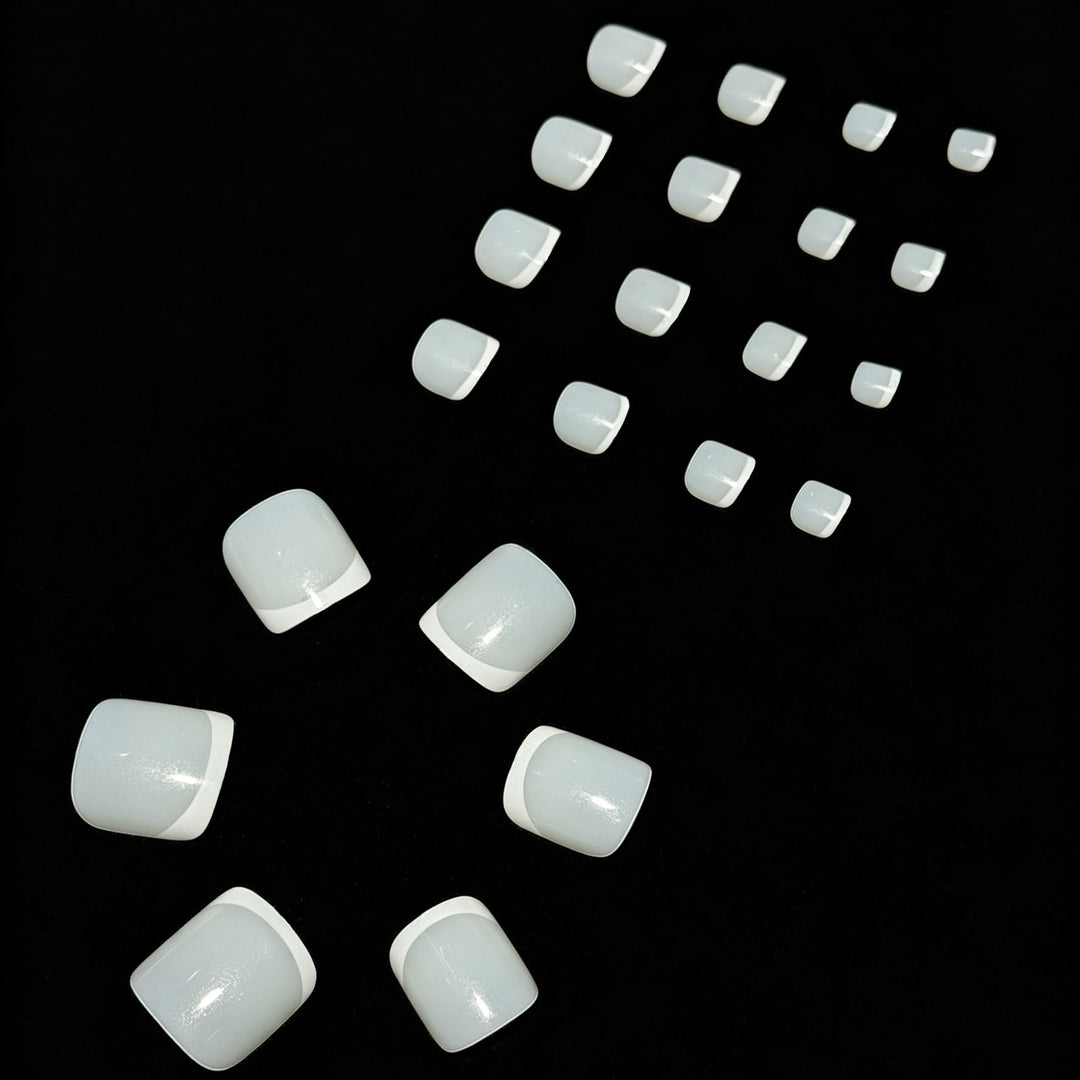 Stilvolle French Tip Drucknägel Karnz
