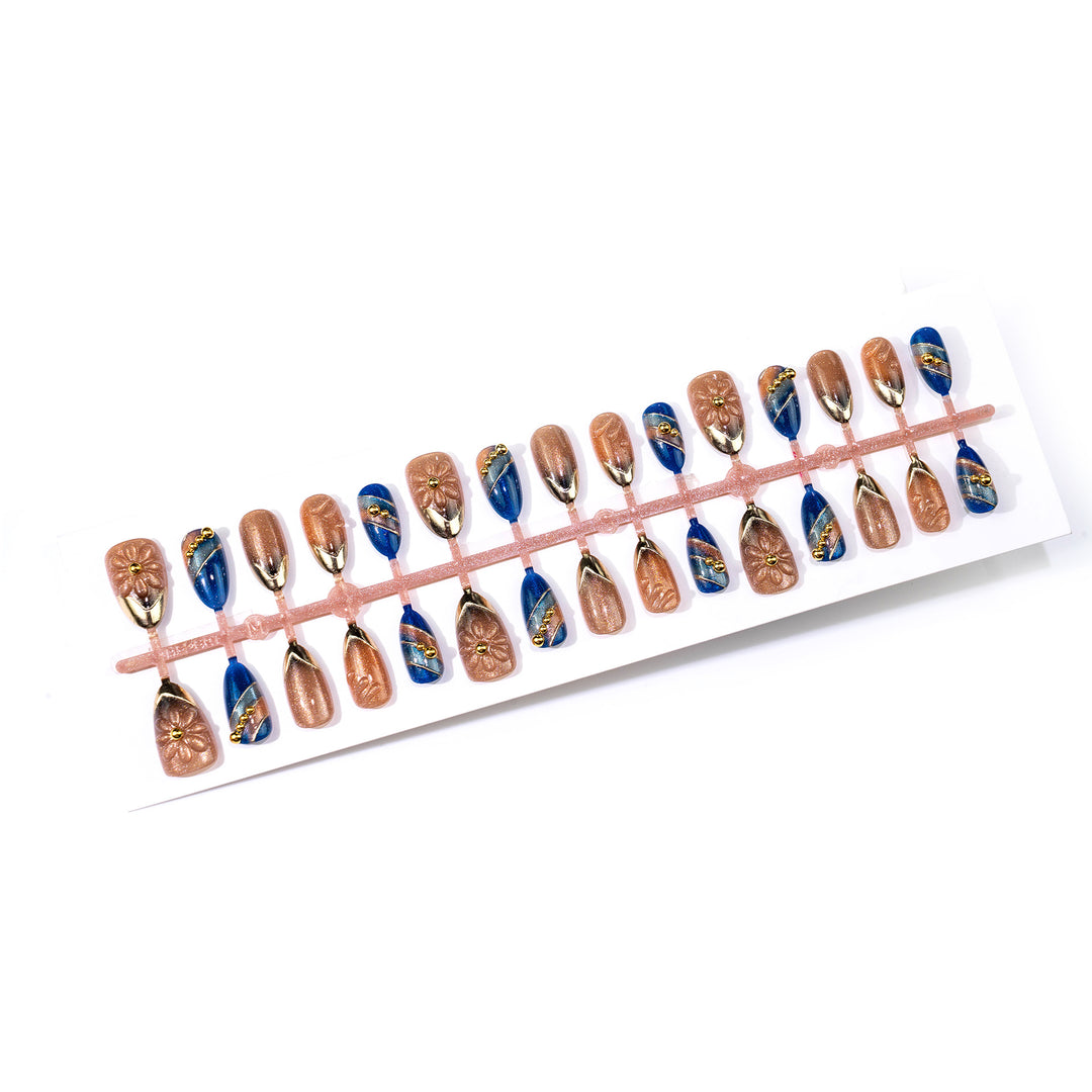 Künstlerisches Press-On Nagelkunst Set mit goldenen Akzenten