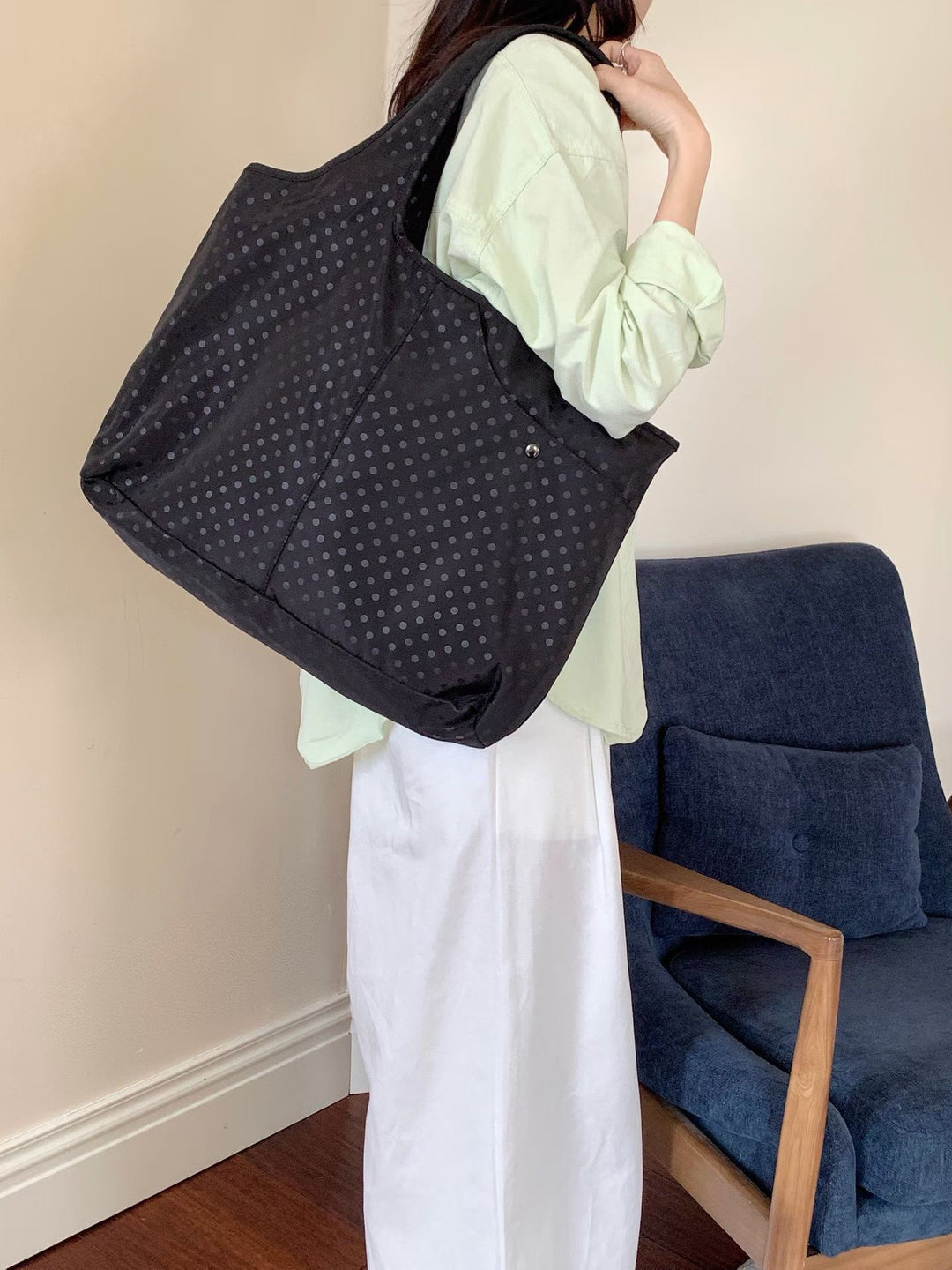 Geräumige Gepunktete Schultertasche