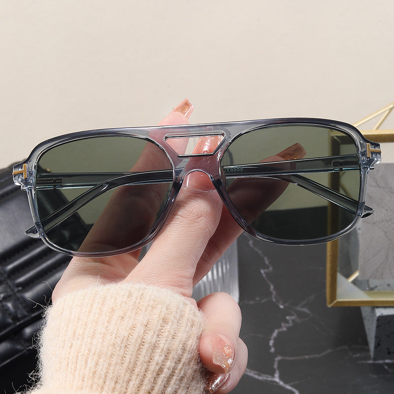 Damen modische Brille mit feinem Rahmen und strengen Konturen Karnz