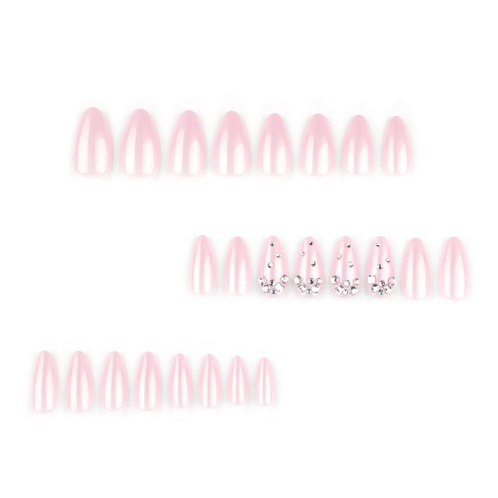 Kunstvolle Nailart mit zarten Glitzerakzenten und elegantem French-Tip Karnz
