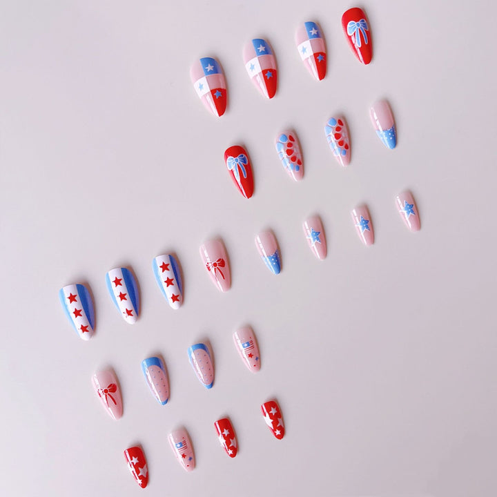 Kreatives Kunstnagelset mit verspielten Motiven und Akzenten Karnz