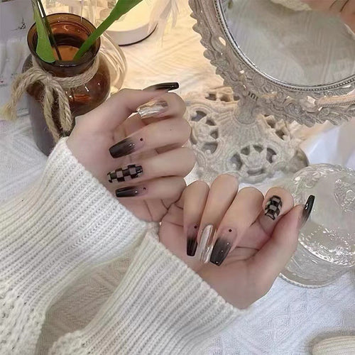 Kunstnagelset mit grafischen Mustern und elegantem Finish Karnz