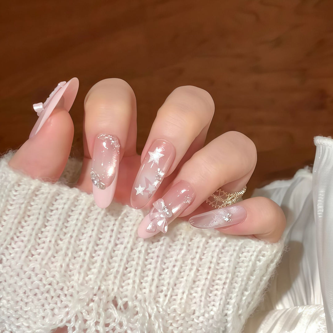 Künstliche Nagelspitzen mit Glamourösen Glitzer- und Schleifendetails Karnz