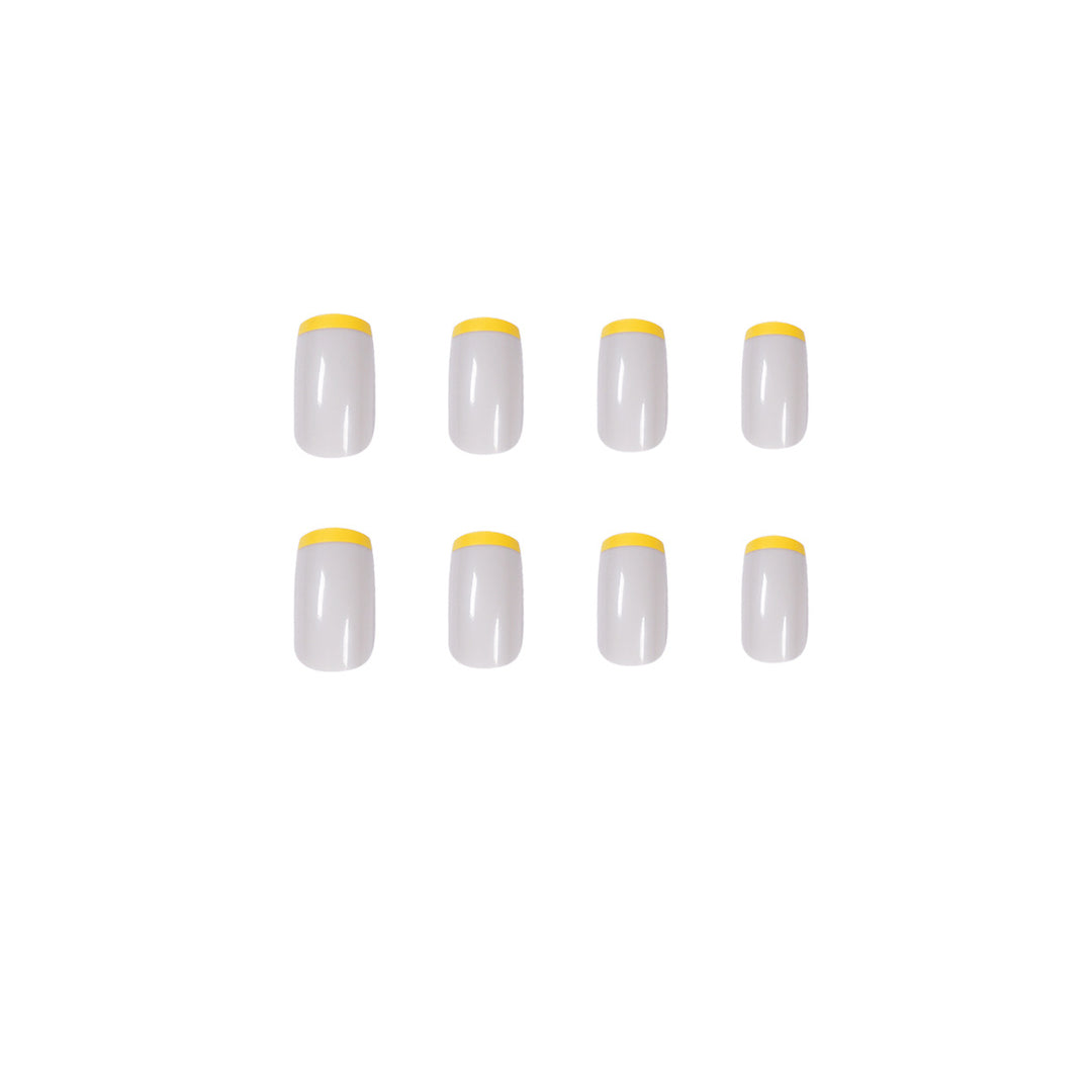 Kunstvolle Nagelverlängerungen mit modernem French-Tip Design Karnz