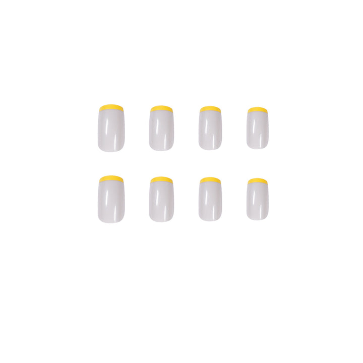 Kunstvolle Nagelverlängerungen mit modernem French-Tip Design Karnz