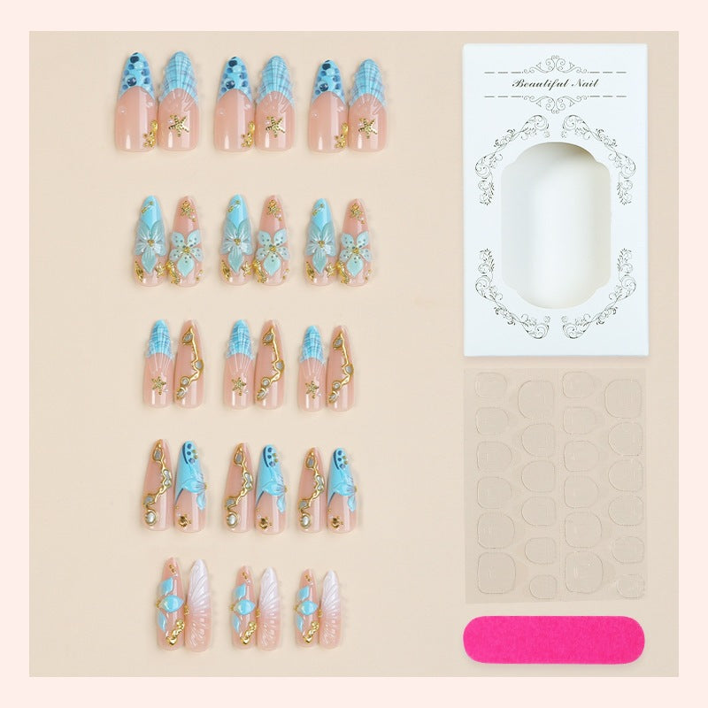 Kunstnagelset mit maritimen Motiven und glamourösen Verzierungen Karnz