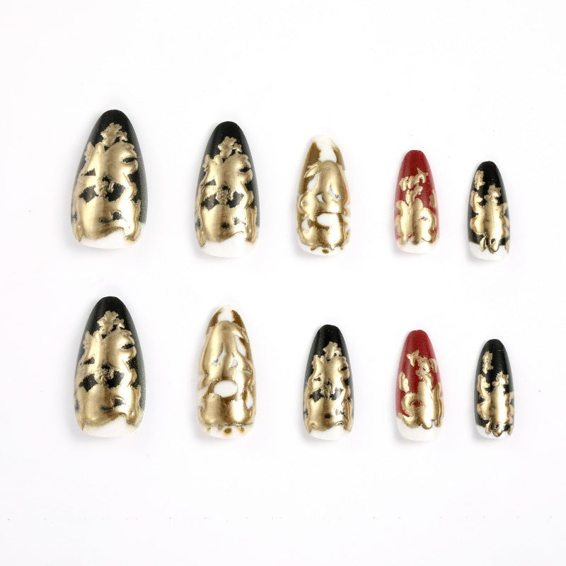 Elegante Kunstnägel mit Gold- und Schwarzmuster Karnz