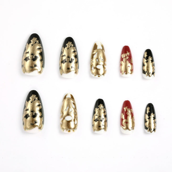 Elegante Kunstnägel mit Gold- und Schwarzmuster Karnz