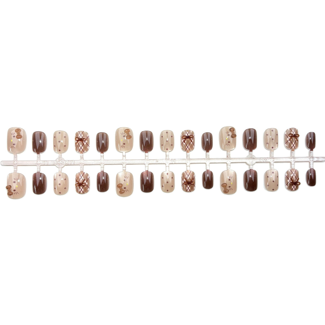 Künstlerisches Press-On-Nagelset mit skurrilen Designs