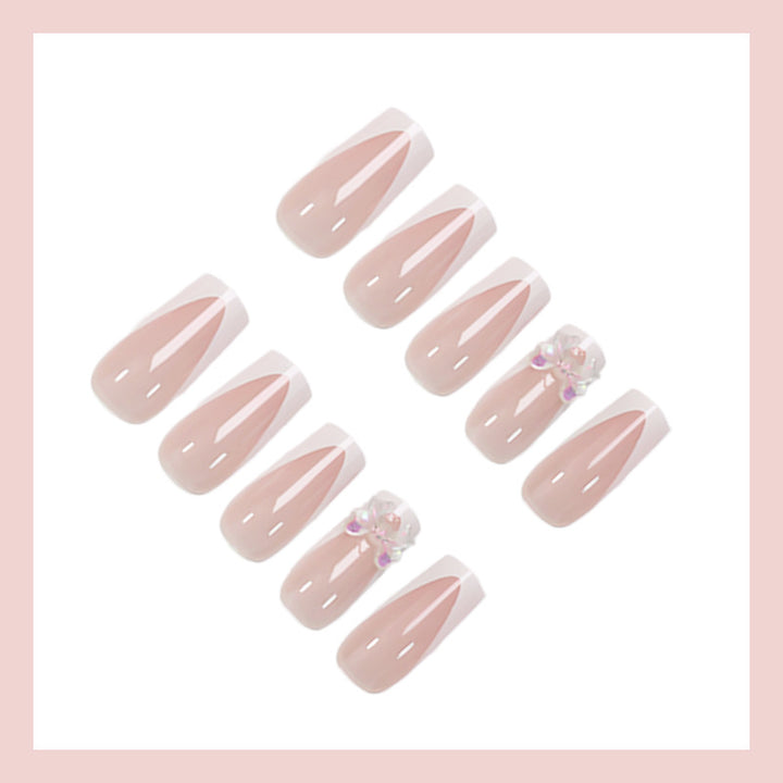 Kunstnagelset mit luxuriösen French-Tipps und eleganten Schmuckverzierungen Karnz