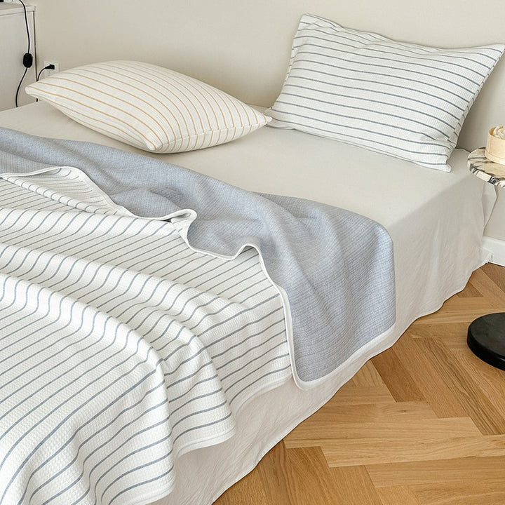 Wendbare Jacquard-Strickdecke mit feinen Streifen & passendem Kissenbezug-Set