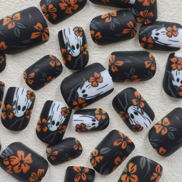 Kunstnagelset mit gruseligem Geisterdesign und floralen Akzenten Karnz