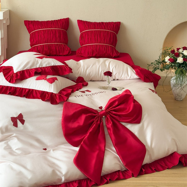 Romantische Bettwäsche-Garnitur mit XXL-Satin‑Schleife, Volant und bestickten Applikationen