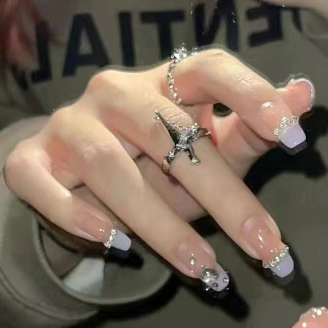 Kunstvolle Nagelgestaltung mit Glitzer-Detail Karnz