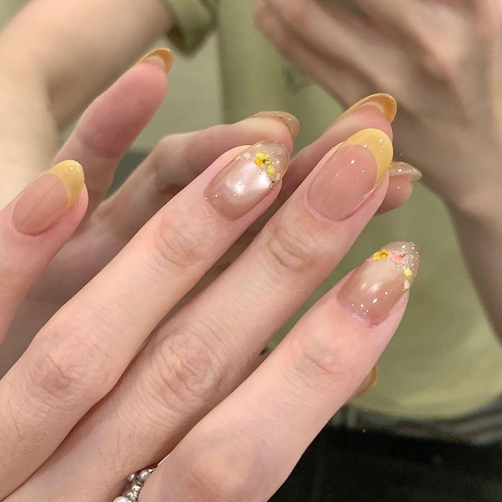 Kunstnägel mit Elegantem Blumendesign Karnz