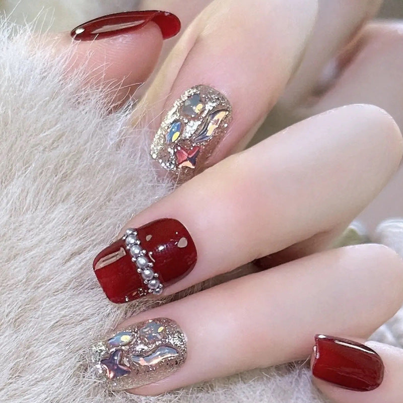 Glamouröses Kunstnagelset mit funkelnden 3D-Applikationen und edlen Verzierungen Karnz
