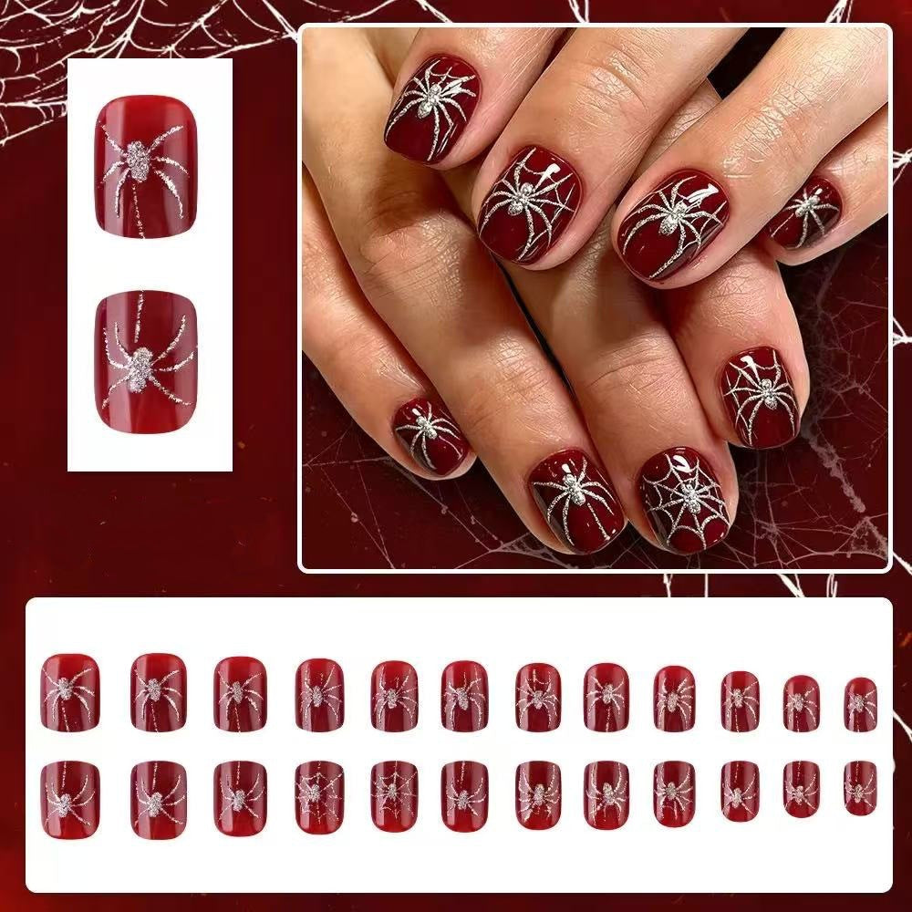 Kunstnagelset mit schaurigen Spinnen- und Glitzerakzenten Karnz