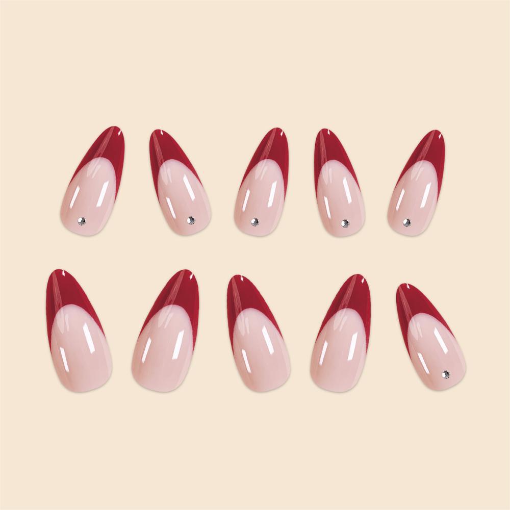 Elegante Stiletto-Nagelkunst mit Strassakzenten