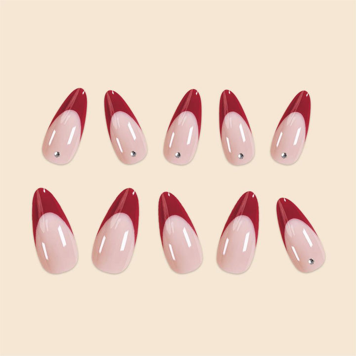 Elegante Stiletto-Nagelkunst mit Strassakzenten