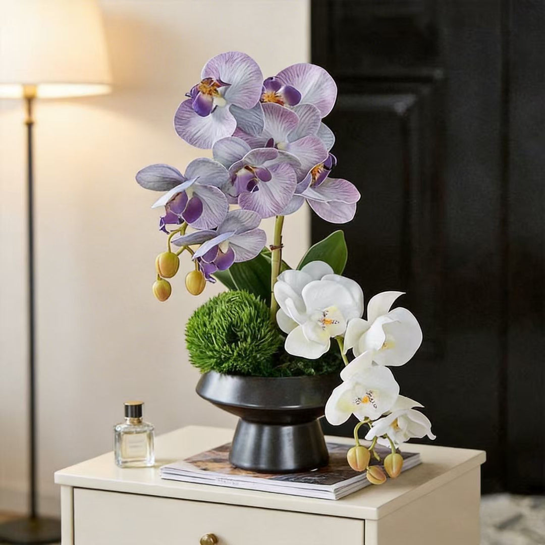 Lebensechte Orchideen Blumenarrangement