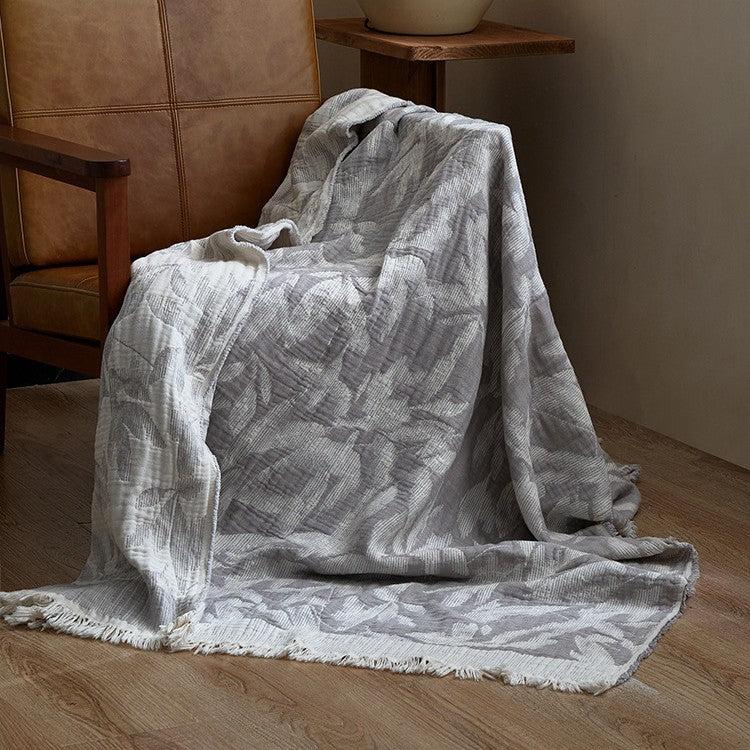 Große kuschelige Wohndecke aus Baumwollmischgewebe mit geometrischem Jacquardmuster und Fransensaum