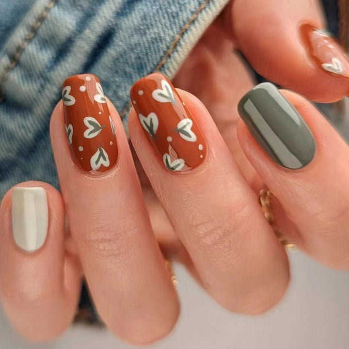 Künstlerisches Herzdesign Press-On Nagelspitzen Karnz