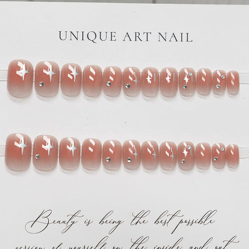Elegante mit Kristallen verzierte Press-On Nagelkunst