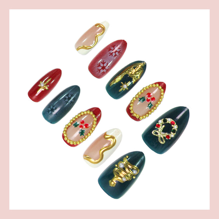 Kunstnagelset mit eleganten Weihnachtsmotiven und luxuriösen Verzierungen Karnz