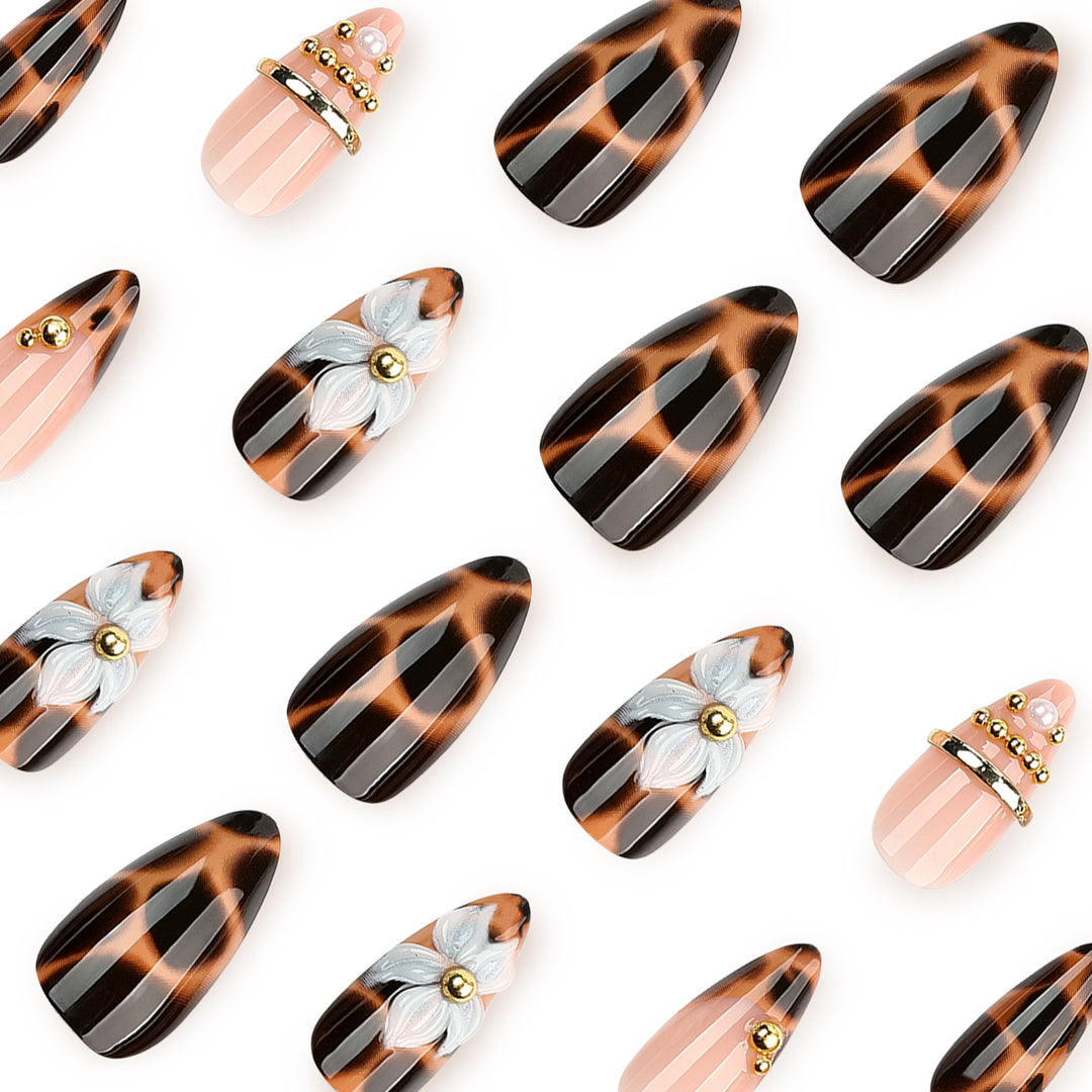 Kunstvolle Stiletto-Nägel mit Blumen- und Leopardendesign Karnz