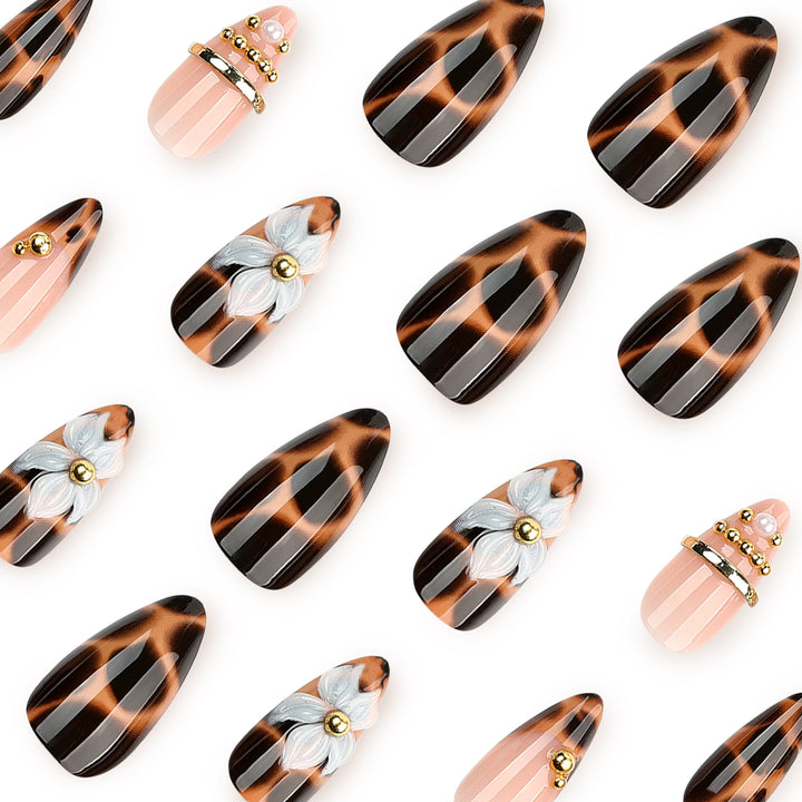 Kunstvolle Stiletto-Nägel mit Blumen- und Leopardendesign Karnz