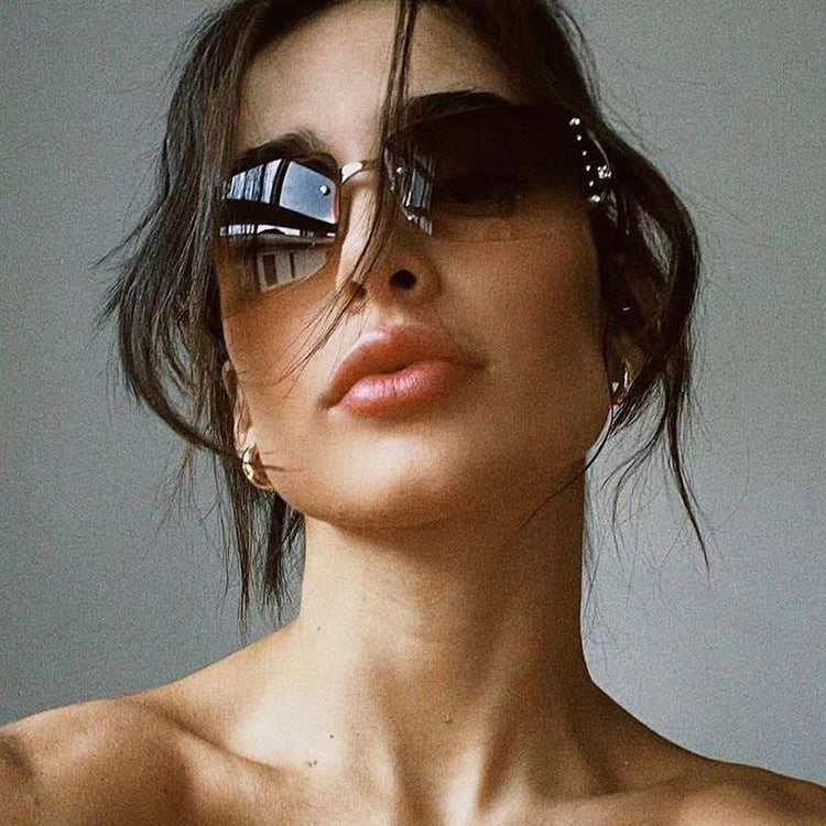 Damen extravagante Sonnenbrille im modernen Design mit feinen Akzenten Karnz
