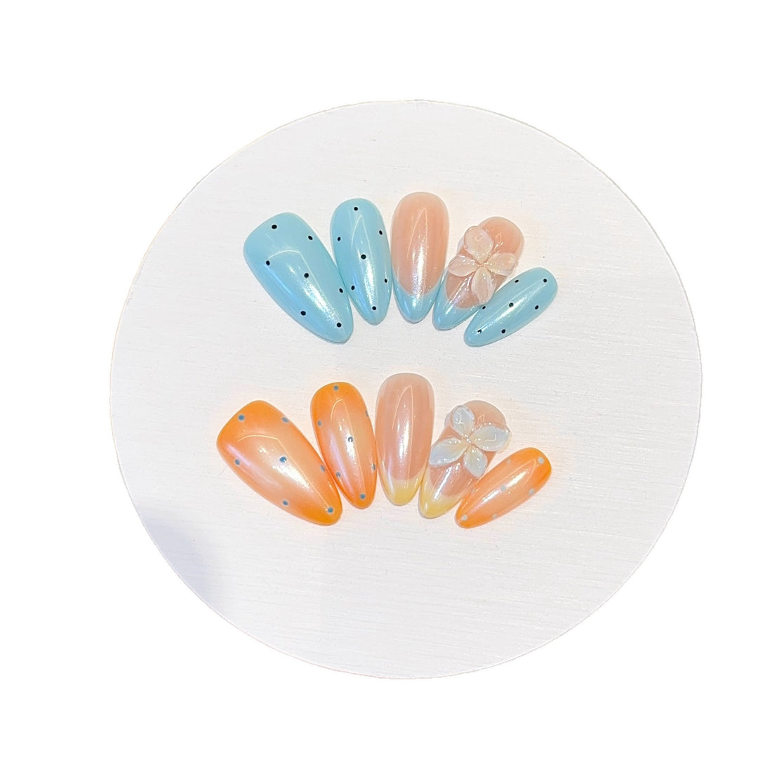 Künstliche Hand-Nail Art mit Floralen Akzenten Karnz