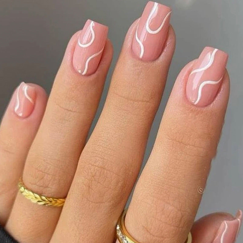 Kreative Nagelkunst mit ästhetischen Linien Karnz