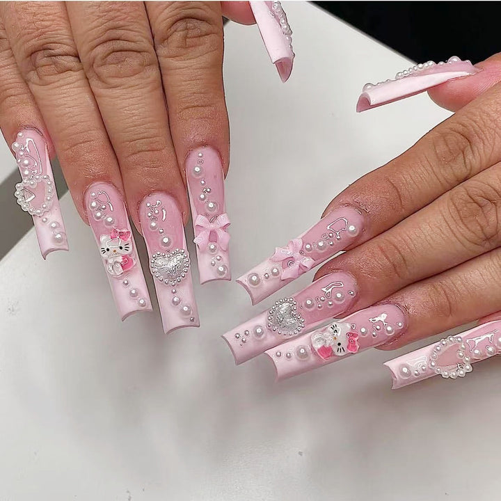 Kunstnagelset mit verspielten 3D-Pflege- und Perlenverzierungen Karnz
