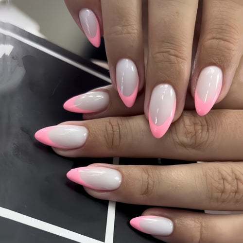 Stilvolle mandelförmige Press-On Nagelset mit schicken pinken Spitzen Karnz