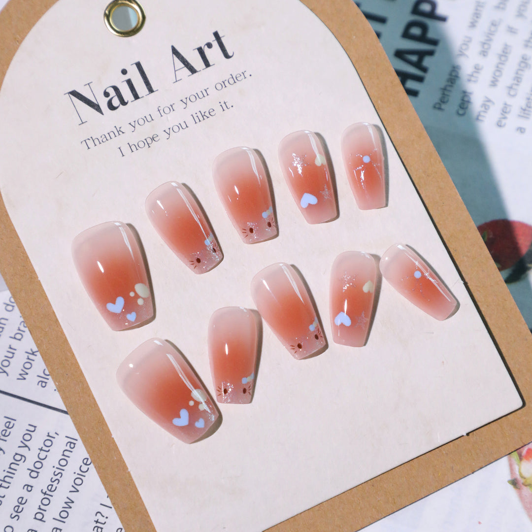Kunstvolle Nagelkunst mit verspielten Akzenten Karnz