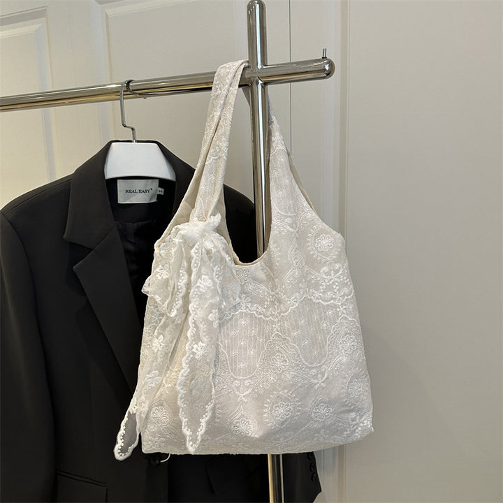 Elegante Schultertasche mit Spitzenbesatz Karnz