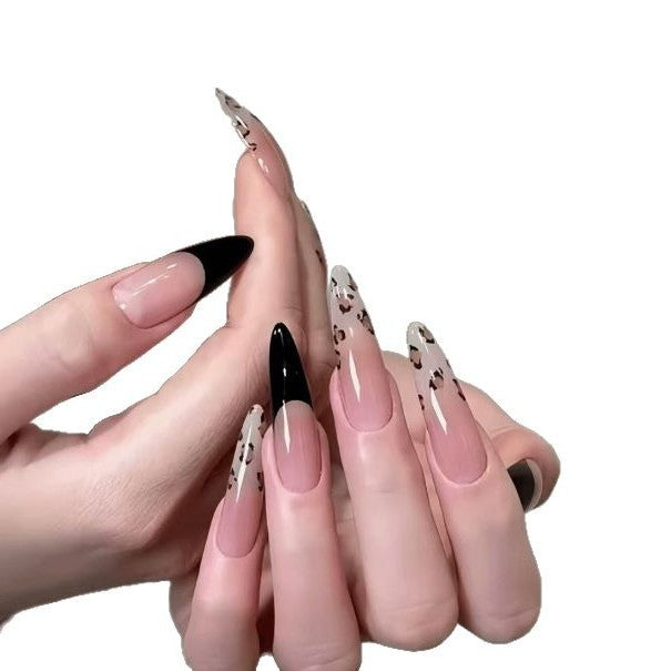 Dekorative Stiletto Nagelverzierungen Karnz