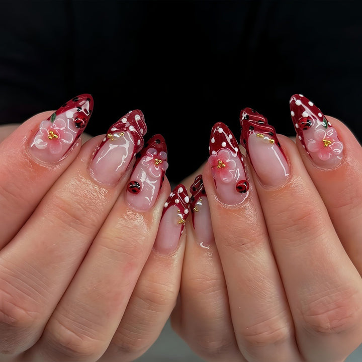 Kunstnägel mit Floralem Design und 3D-Akzenten Karnz